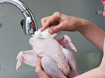Rửa thịt gà sống làm vi khuẩn gây bệnh lây lan