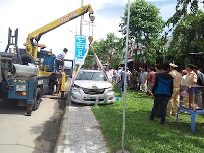 Tài xế Camry đạp nhầm chân ga, người đi đường hoảng loạn