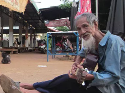 Thôi kiếp "ngựa hoang", trùm giang hồ hát rong nuôi vợ bệnh