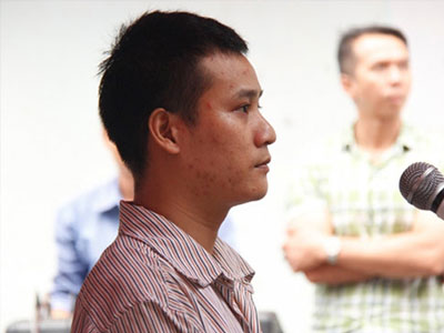 Xót xa cảnh hai con nhỏ cười tươi khi cha bị án chung thân