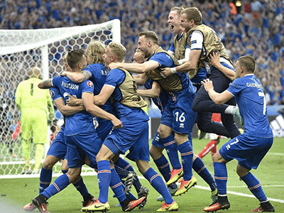 BLV Iceland khóc nức nở khi đội nhà giành vé vào vòng 1/8