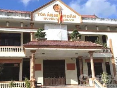 Cán bộ tòa án huyện bỏ nhiệm sở trong giờ làm việc để đi... ăn kem