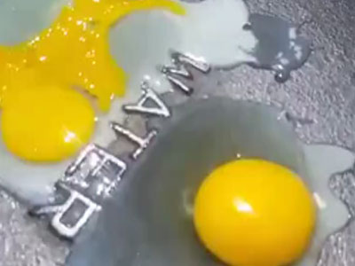 Clip: Nắng nóng 52 độ C, dân Mỹ rán trứng trên nắp cống
