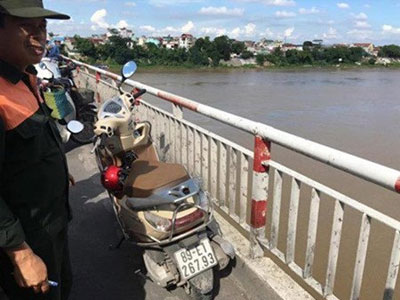 Để lại xe máy trên cầu, cô gái nhảy xuống sông tự tử