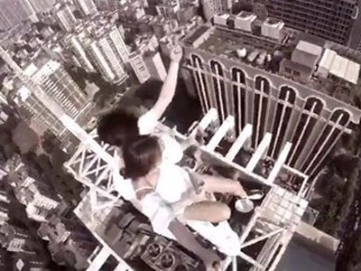 Đôi trai gái chụp selfie trên nóc nhà chọc trời bị lên án