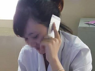 Dừng ký hợp đồng với nhân viên y tế “nấu cháo” điện thoại