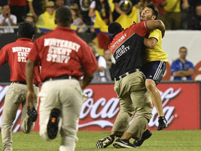 Fan cuồng chạy vào sân phá trận bán kết Copa America