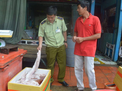 Hàng tạ thịt trăn thối
thành khô rắn thơm phức