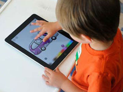 "Ôm" điện thoại và Ipad, bé 3 tuổi bị lệch cổ, thoái hóa đốt sống