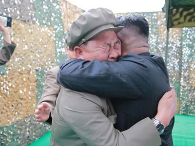 Phóng tên lửa thành công, Kim Jong-un ôm chầm chuyên gia
