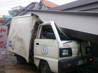 Tài xế thoát chết khi hàng tấn sắt rơi đè bẹp xe tải