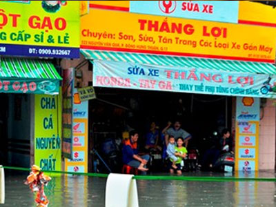 TPHCM: Nhiều nhà bỗng biến thành hầm chìm trong triều cường