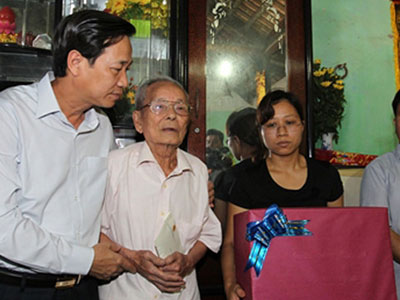 Vợ phi công Trần Quang Khải tham dự Hội nghị biểu dương người có công