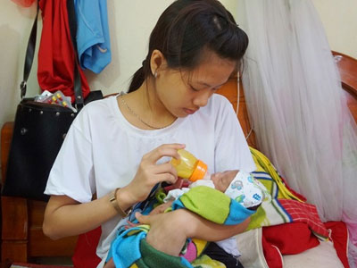 Bé sơ sinh suýt bị chôn sống xuất viện về nhà