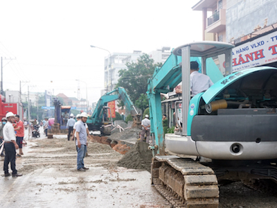 Hàng chục cảnh sát giải cứu công nhân bị vùi dưới hố công trình
