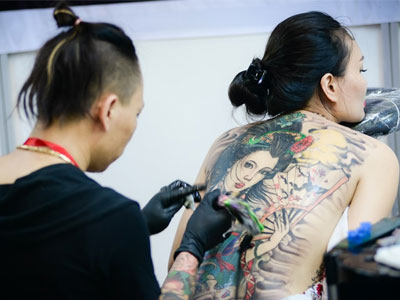 Hàng trăm bạn trẻ khoe hình xăm đẹp tại lễ hội