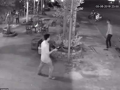 Ông chủ bất ngờ bị truy sát trong quán ăn