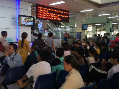 Mỗi bệnh nhân TP HCM phải chờ hơn 10 giờ một lượt khám