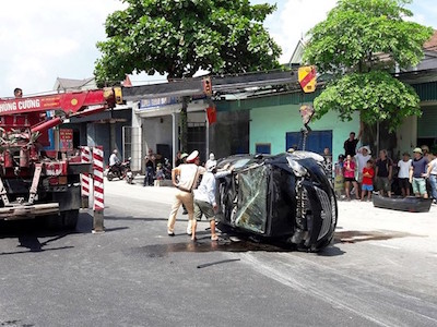 Vios lật ngửa trên đường khi cố vượt xe tải
