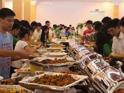 Vợ chồng trẻ ăn buffet lãng phí: Bị nhắc còn khó chịu