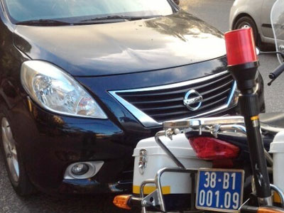 Bị kiểm tra giấy tờ, tài xế hất công an lên capo