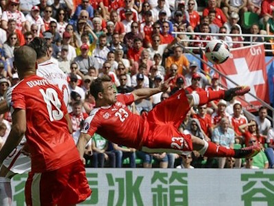 Chiêm ngưỡng siêu phẩm “ngả bàn đèn” xé lưới Ba Lan của Shaqiri