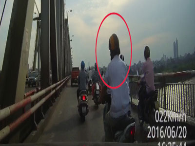 Bị đánh đòn vì vượt ẩu, gây sự ôtô trên cầu Chương Dương