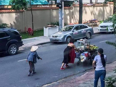Gặp cô gái "váy đen, khăn đỏ" đẩy xe cho bà cụ bán rong ở Sài Gòn