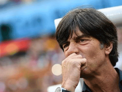 Joachim Loew tái hiện hành động mất vệ sinh