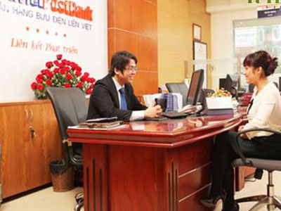 Tuyển dụng ngân hàng ưu tiên người quen: Tây có giống ta?