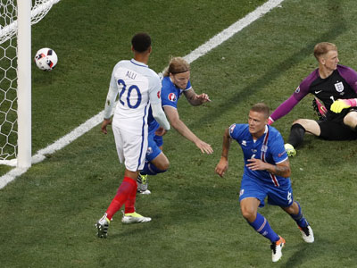 Anh về nước sau trận thua ngược Iceland