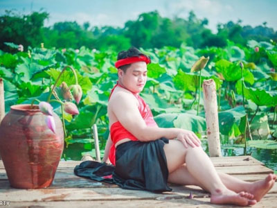 Chàng trai mặc áo yếm đỏ lộ lưng trần bên hoa sen lên tiếng