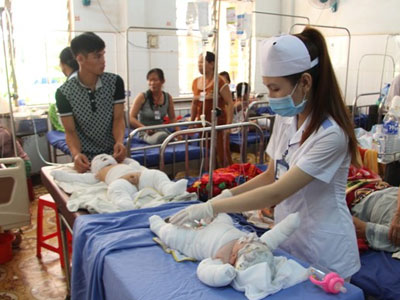 Cháu bé một tháng tuổi bị cha tưới xăng đốt đã qua đời