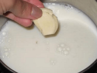 Cho tỏi vào sữa để trị bách bệnh