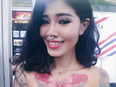 Cô gái xinh đẹp phủ kín cơ thể bằng hình xăm hoạt hình
