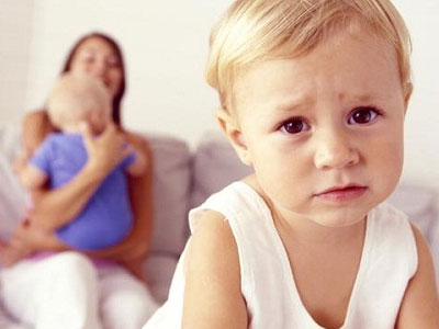 Con buồn lắm bởi chẳng được mẹ ôm từ khi có thêm em