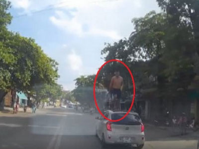 Thanh niên "ngáo đá" lao ra đường nhảy lên nóc ôtô đang chạy