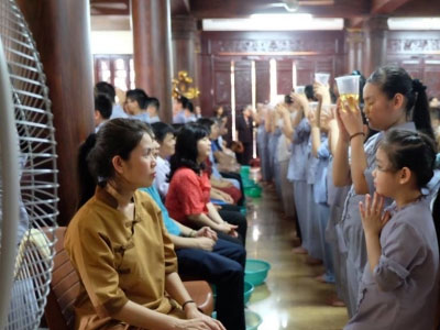 Theo chân các cô ấm cậu chiêu Hà Nội lên chùa tham dự khóa tu mùa hè