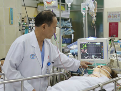 Xe cấp cứu gặp tai nạn, bệnh nhân đột quỵ bị chấn thương nặng