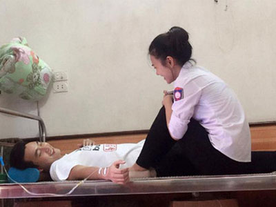 Bức ảnh sốt mạng "cô gái xinh đẹp chăm người yêu đang chạy thận"