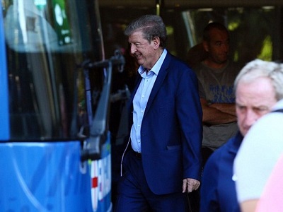 Chỉ Roy Hodgson mỉm cười khi tuyển Anh cúi đầu về nước