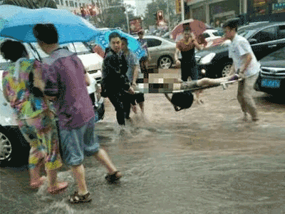 Giúp bà cụ sang đường trong nước ngập, bé gái tử vong