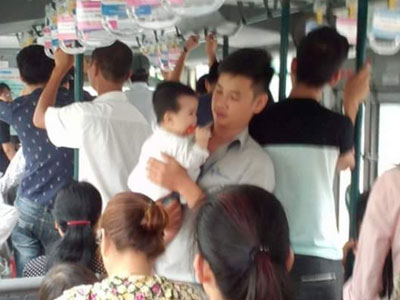 Hành động bất ngờ của chàng phụ xe buýt ghi điểm cư dân mạng