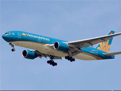Khách Trung Quốc lục đồ của người khác trên máy bay Vietnam Airlines