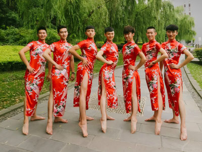 Mặc sườn xám đỏ rực chụp kỷ yếu: Chuyện lạ chắc chỉ nam sinh Trung Quốc mới dám làm!