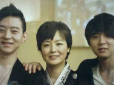 Mẹ Park Yoochun không dám ra đường vì scandal của con