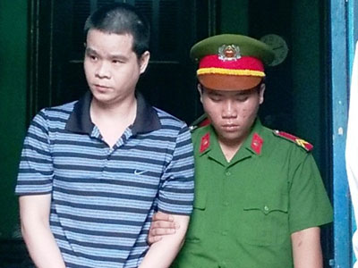 Nhóm thanh niên dùng rìu chém gục đối thủ trong quán bar