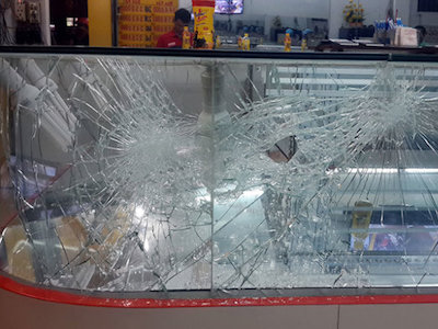 Vào tiệm vàng đập cửa kính, nam thanh niên bị đánh bất tỉnh