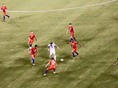 Bức ảnh Messi đối đầu chín cầu thủ Chile gây chú ý