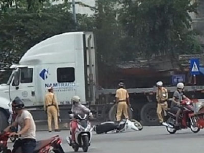 Chống lệnh CSGT, lái xe container bỏ trốn như phim hành động